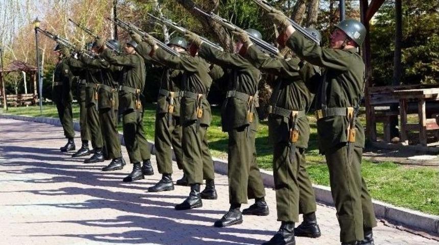 &Ccedil;anakkale Zaferi&rsquo;nin 101.yıld&ouml;n&uuml;m&uuml; Ve Şehitler G&uuml;n&uuml; T&ouml;renlerle Kutlandı