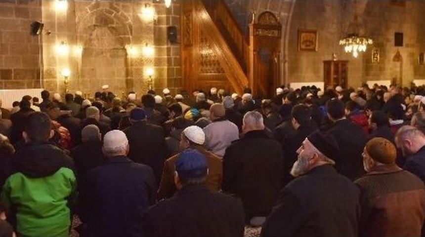 Ş&uuml;hedanın İzinde Huzurda Niyazdayız