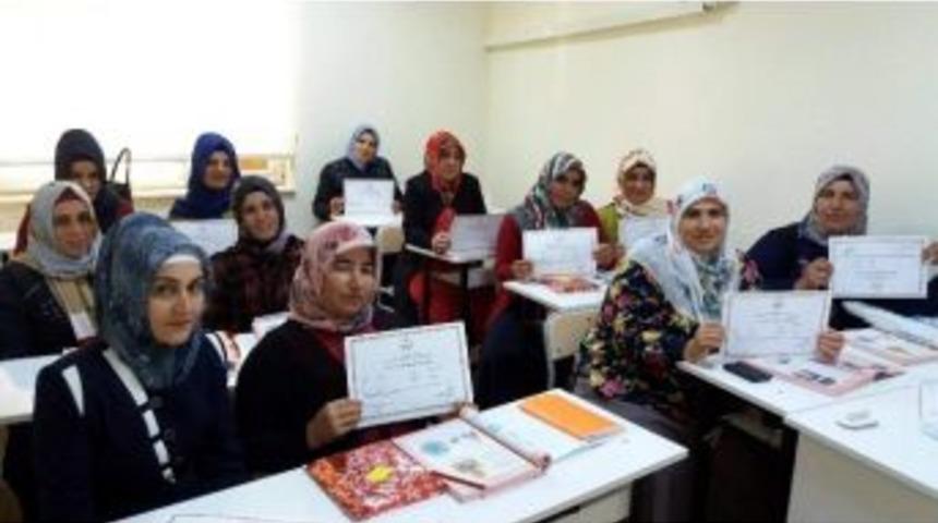 Kadın Kursiyerlerin Okuma Heyecanı