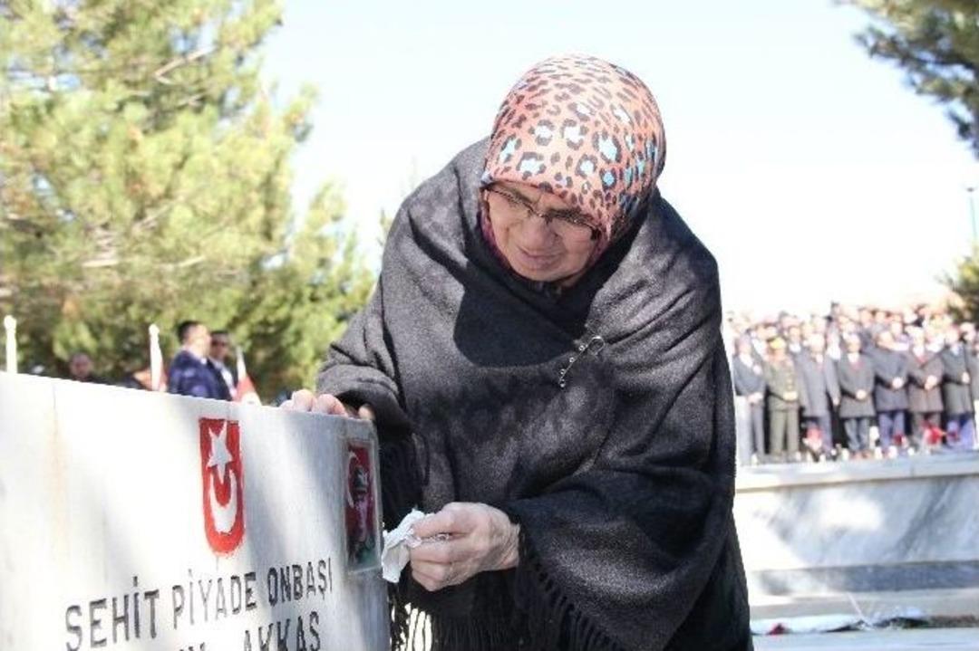 Sivas Şehitliğinde Duygusal Anma