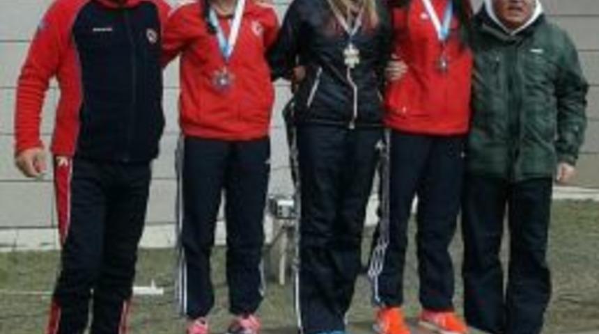 Kayaklı Koşuda Uluslararası Madalyalar Kızlardan