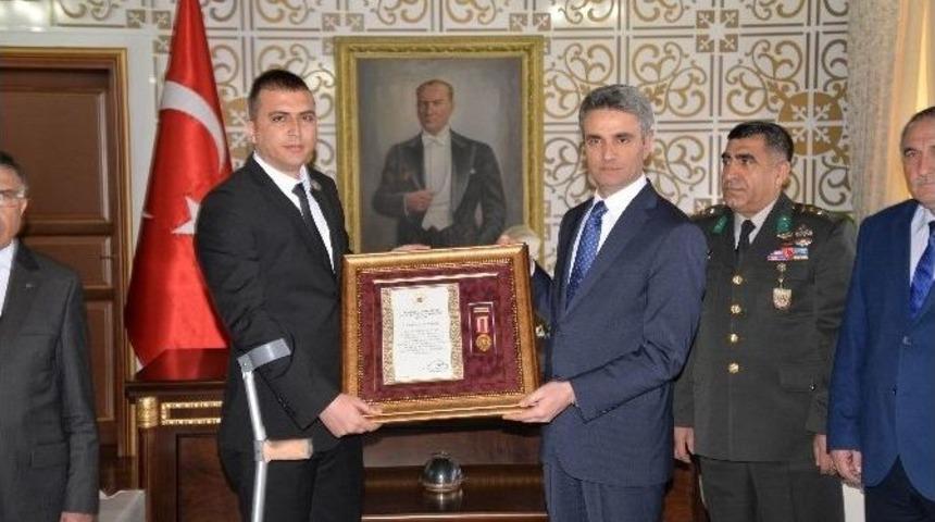 Gazi Piyade Komando Uzman &Ccedil;avuş &Ouml;zer&rsquo;e Devlet &Ouml;v&uuml;n&ccedil; Madalyası Verildi