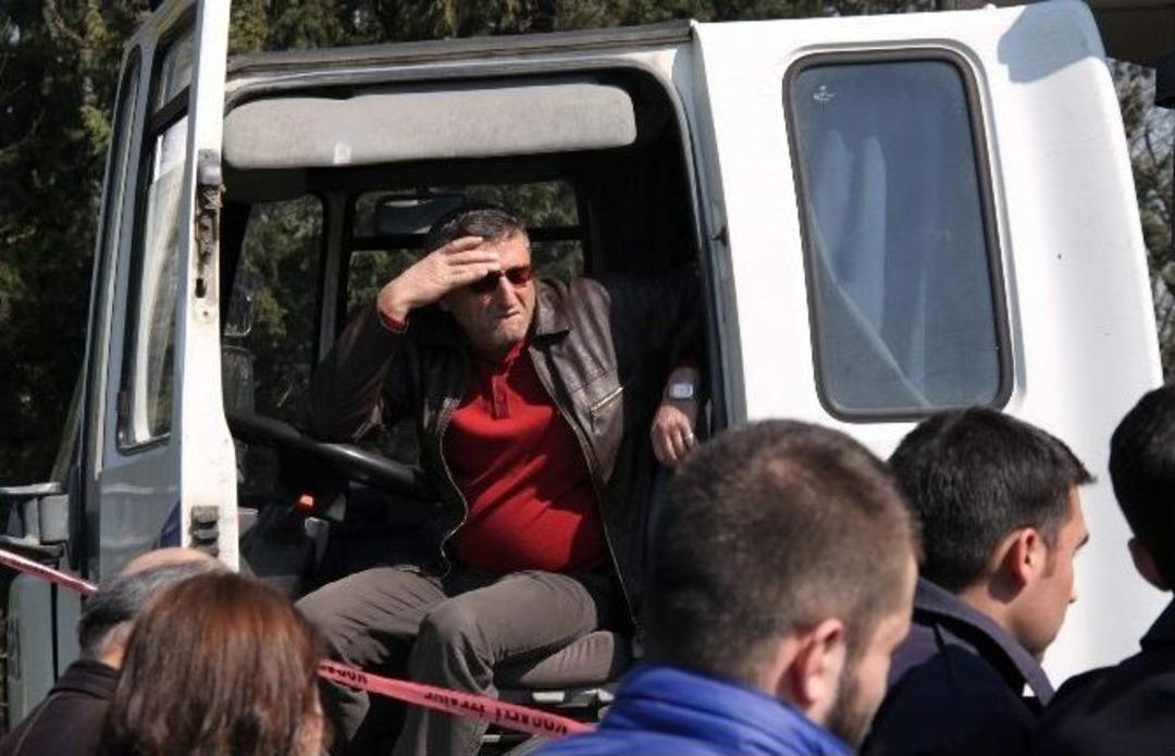 Kamyonun Altında Kalan Şof&ouml;r Can Verdi