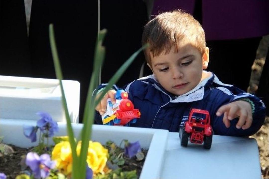 Minik Eymen Şehit Babasının Mezarında Oyuncaklarıyla Oynadı