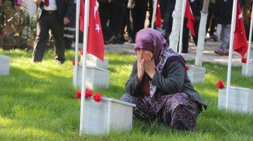 &Ccedil;anakkale T&uuml;rk&uuml;s&uuml; Bergamalı Kadınları Ağlattı
