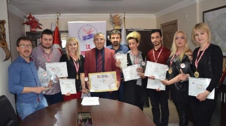 Başarılı Kuaf&ouml;rler Ve Berberler Onur Belgelerini Aldı