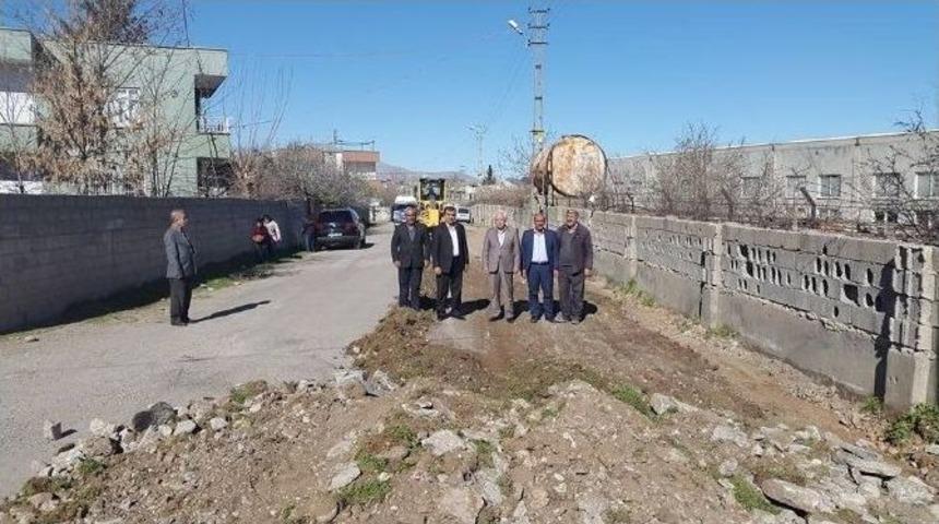 Kahta İl&ccedil;esinde Yol Yapım &Ccedil;alışmaları Devam Ediyor