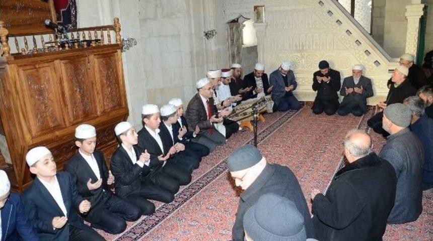 Şehitler İ&ccedil;in Dua Ettiler