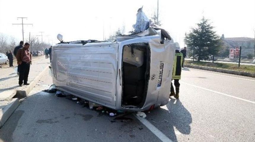 Suriyelileri Taşıyan Minib&uuml;s Kaza Yaptı: 1 &Ouml;l&uuml;, 14 Yaralı