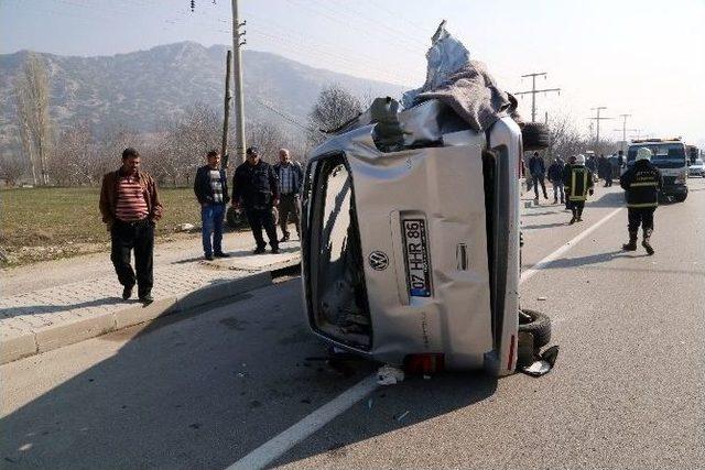 Suriyelileri Taşıyan Minibüs Kaza Yaptı: 1 Ölü, 14 Yaralı