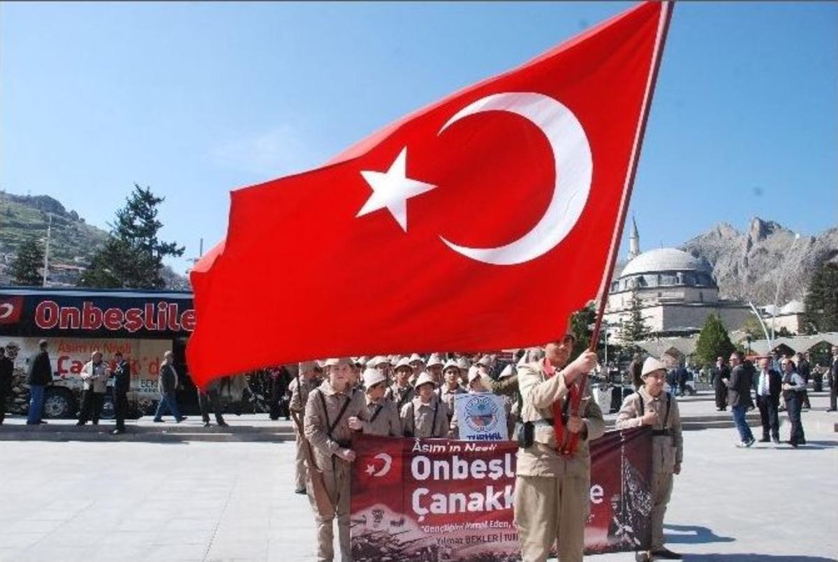 Onbeşliler &Ccedil;anakkale&rsquo;ye Avu&ccedil;larına Kına Yakılarak Uğurlandı