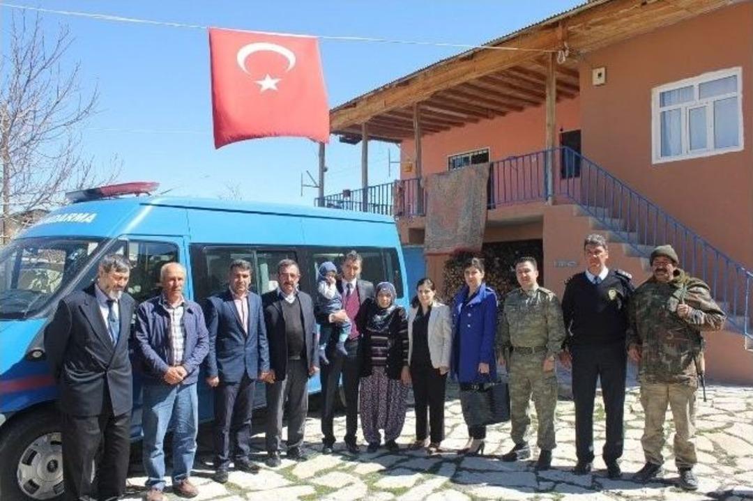 Kaymakam Ali T&uuml;rk, Şehit Ailelerini Ziyaret Etti