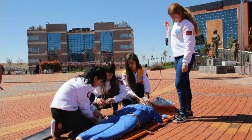 İlk Ve Acil Yardım Programı Öğrencileri Uygulamalı Vaka Çalışması Yapıyor