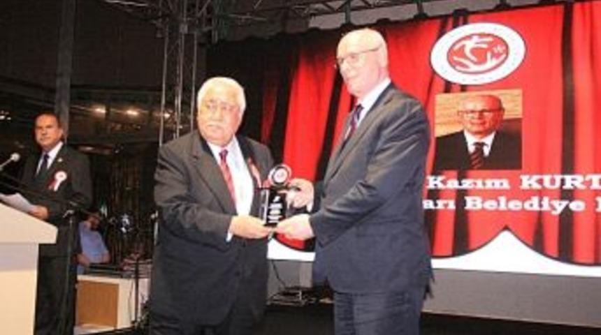 Başkan Kurt&rsquo;a Onursal &Ouml;d&uuml;l