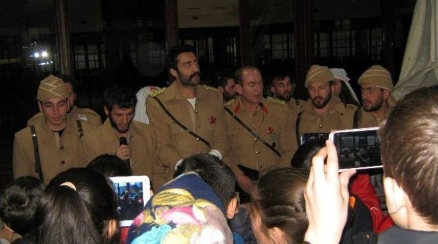 3 Boyutlu Canlı Asker Fig&uuml;rl&uuml; &Ccedil;anakkale Sergisi&rsquo;ni Ziyaret Ettiler