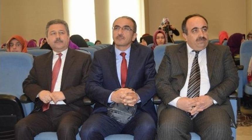 Kız &Ouml;ğrenciler Kur&rsquo;an-ı Kerim&rsquo;i G&uuml;zel Okuyabilmek İ&ccedil;in Yarıştı