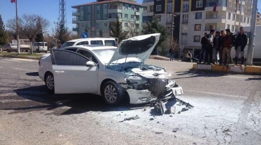 Adıyaman&rsquo;da İki Otomobil &Ccedil;arpıştı
