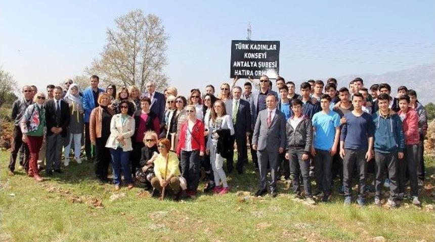 &Ccedil;anakkale&rsquo;nin Yıld&ouml;n&uuml;m&uuml;nde 260 Fidan Toprakla Buluştu