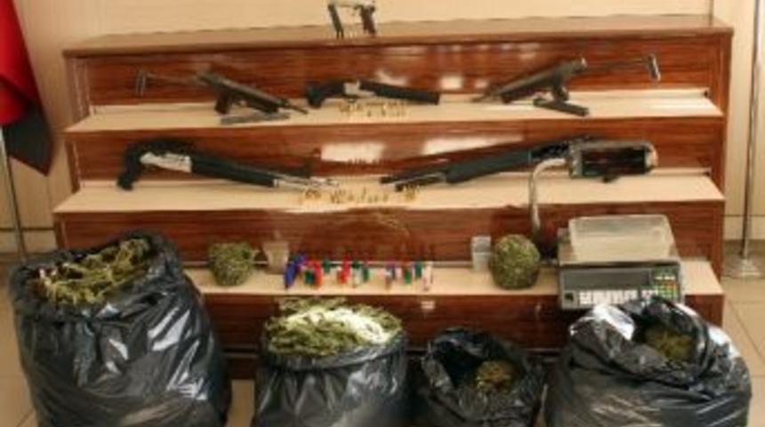 Gaziantep&rsquo;te &Ccedil;ok Sayıda Uyuşturucu Ve Silah Ele Ge&ccedil;irildi