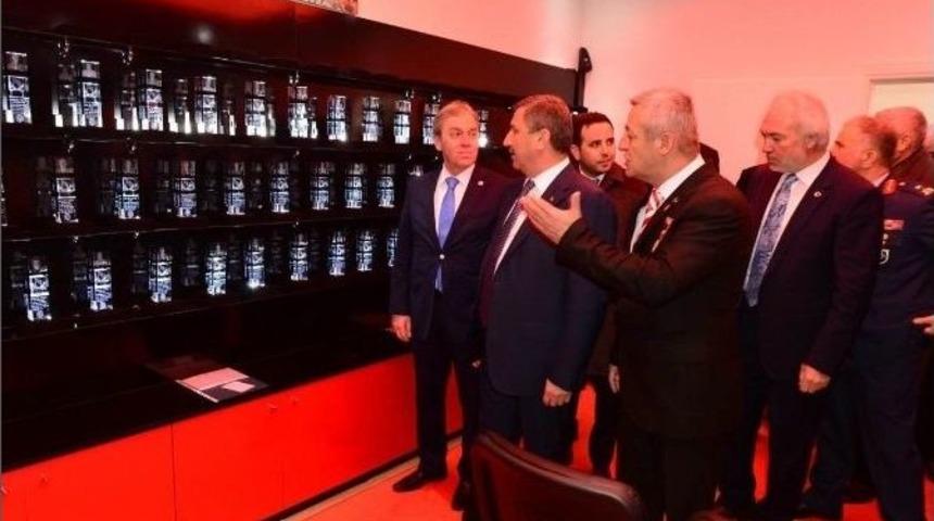 Şehit Ve Gazilerin Bilgilerinin Kristallere İşlenmiş Halinin Sergilendiği M&uuml;ze Ziyaret A&ccedil;ıldı