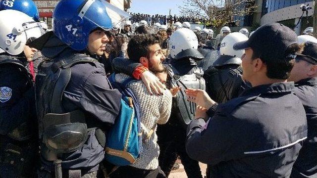 Yolu Kapatan Öğrenci Grubuna Polis Müdahale Etti