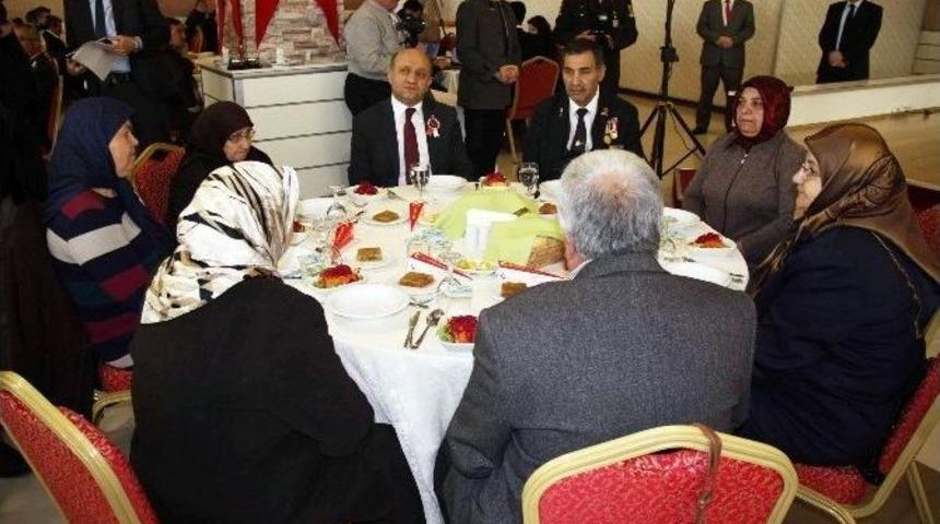 Bakan Fikri Işık, Sehit Ve Gazi Aileleriyle Bir Araya Geldi