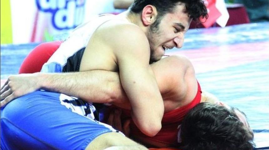 Grekoromen Stil T&uuml;rkiye Gen&ccedil;ler G&uuml;reş Şampiyonası Rize&rsquo;de Başladı