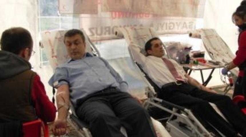 Kan Vermek İ&ccedil;in Sıraya Girdiler