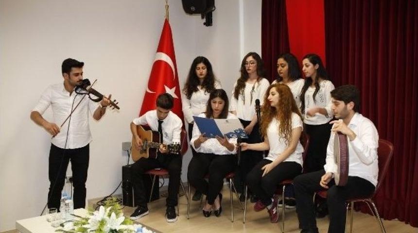 Abt&uuml; &Ccedil;anakkale Şehitlerini Şiirler Ve T&uuml;rk&uuml;lerle Andı