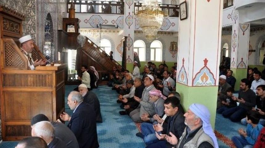 &Ccedil;anakkale Şehitleri Cuma Hutbesinde Rahmetle Anıldı