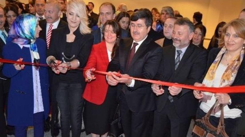 Kanser Hastası Gen&ccedil; Kadın Yaptığı Resimlerin Gelirini Kanser Hastalarına Bağışladı