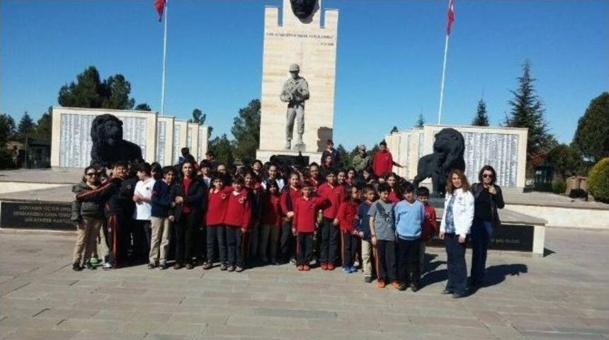 &Ouml;ğrenciler &Ccedil;anakkale Şehitlerini Andı