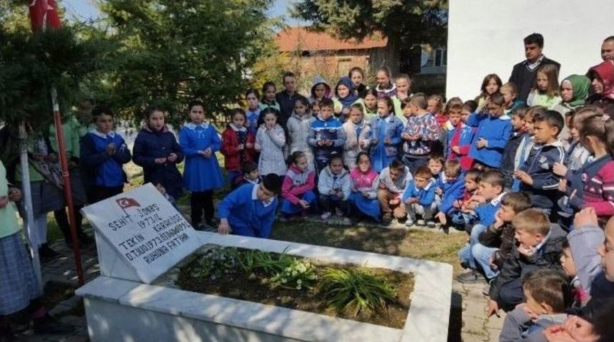 &Ouml;ğrenciler, Şehit Onbaşının Kabrini Ziyaret Etti