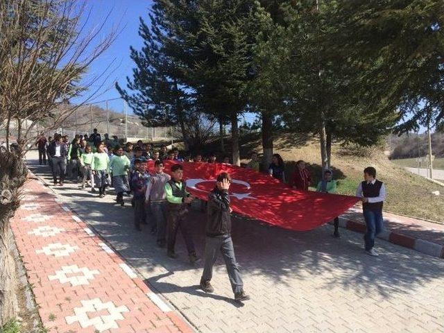 Öğrenciler, Şehit Onbaşının Kabrini Ziyaret Etti