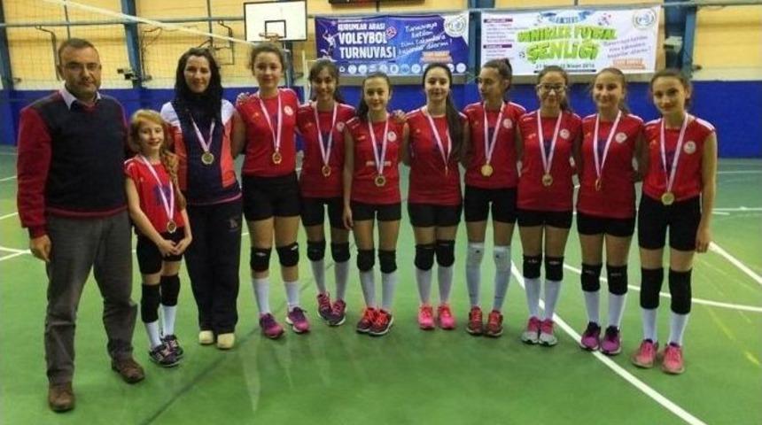 Bilecik&rsquo;te K&uuml;&ccedil;&uuml;k Kızlar Kul&uuml;pl&uuml; Voleybol İl Birincisi Gen&ccedil;lik Spor Kul&uuml;b&uuml; Oldu