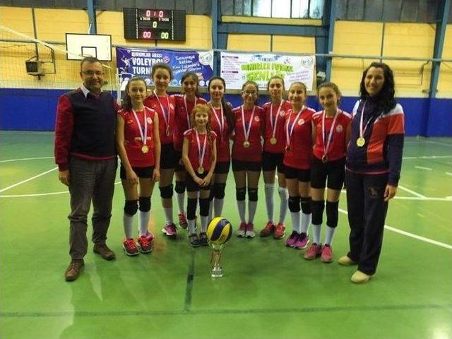 Bilecik’te Küçük Kızlar Kulüplü Voleybol İl Birincisi Gençlik Spor Kulübü Oldu