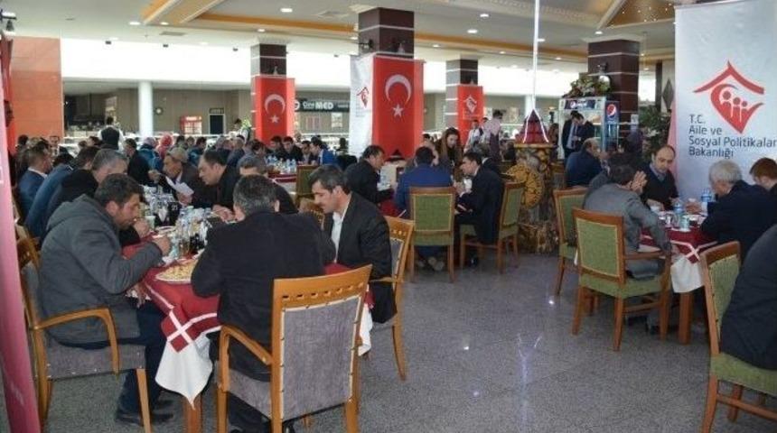 Tatvan&rsquo;da Şehit Yakınları Ve Gazilere Yemek Verildi