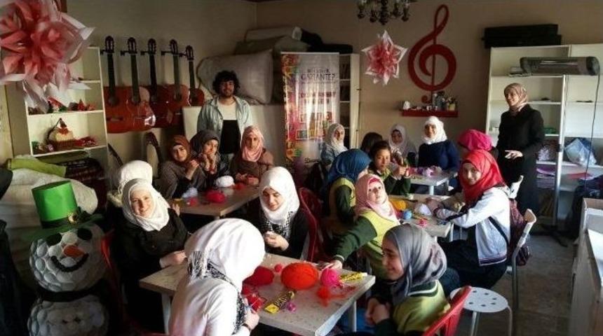 Suriyeli &Ccedil;ocuklara &rsquo;barış&rsquo; Temalı At&ouml;lye D&uuml;zenlendi