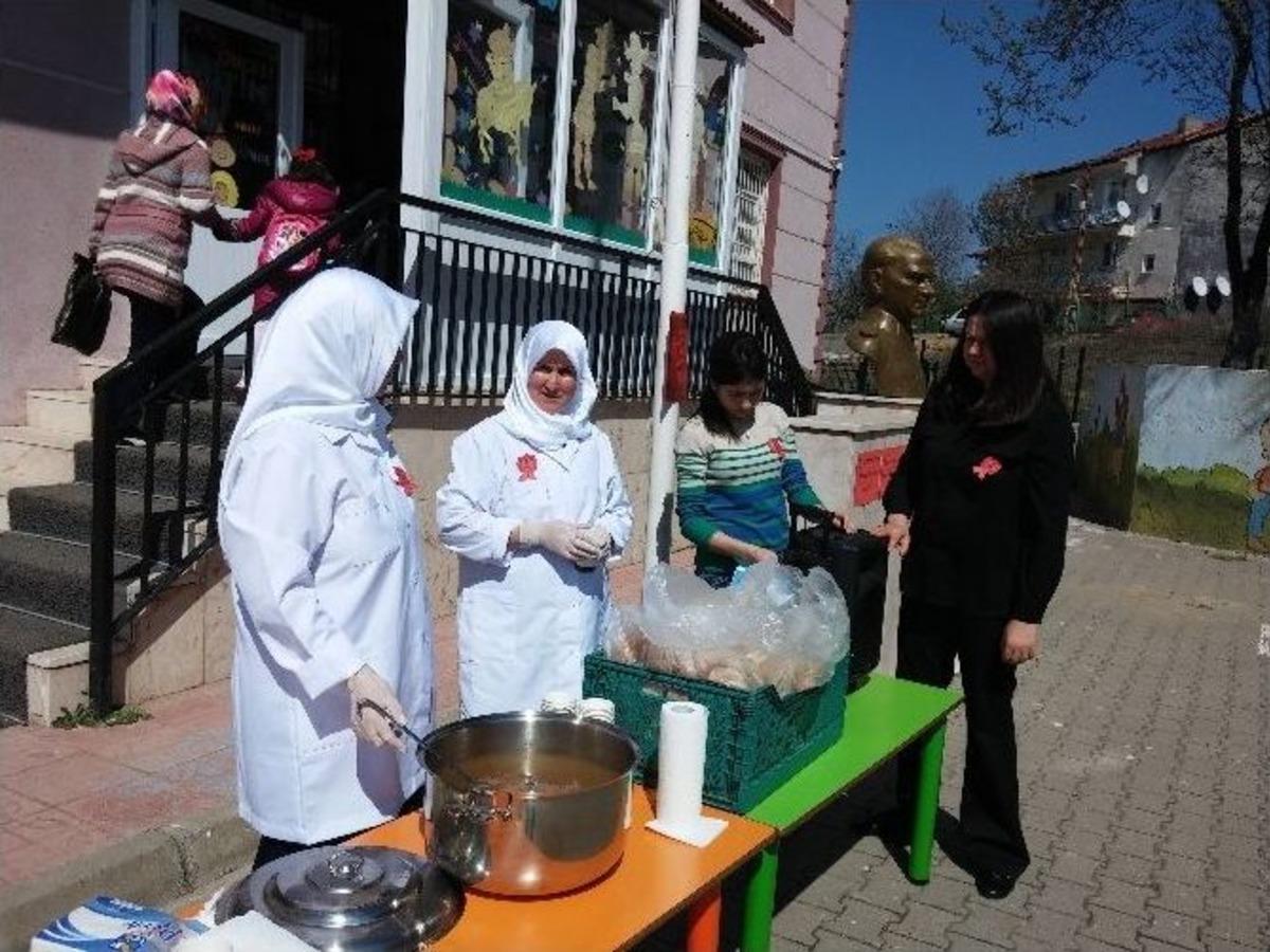 Anaokulu &Ouml;ğrencileri &Ccedil;anakkale Zaferi Anısına Okul Bah&ccedil;esinde Hoşaf Ve Ekmek Dağıttı