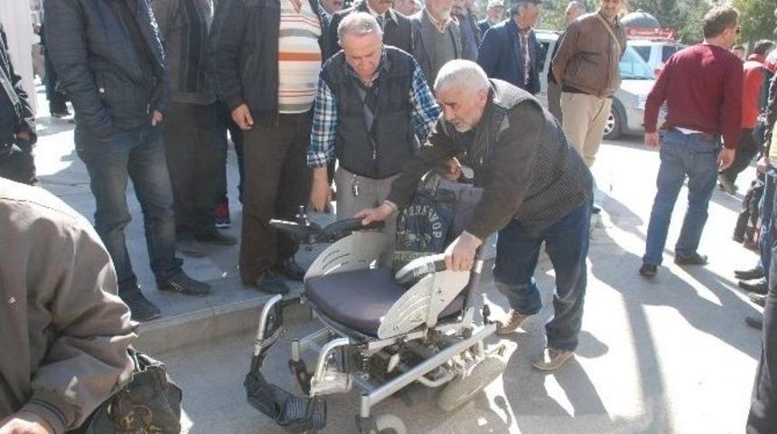 Midib&uuml;s Engelli Aracına &Ccedil;arptı
