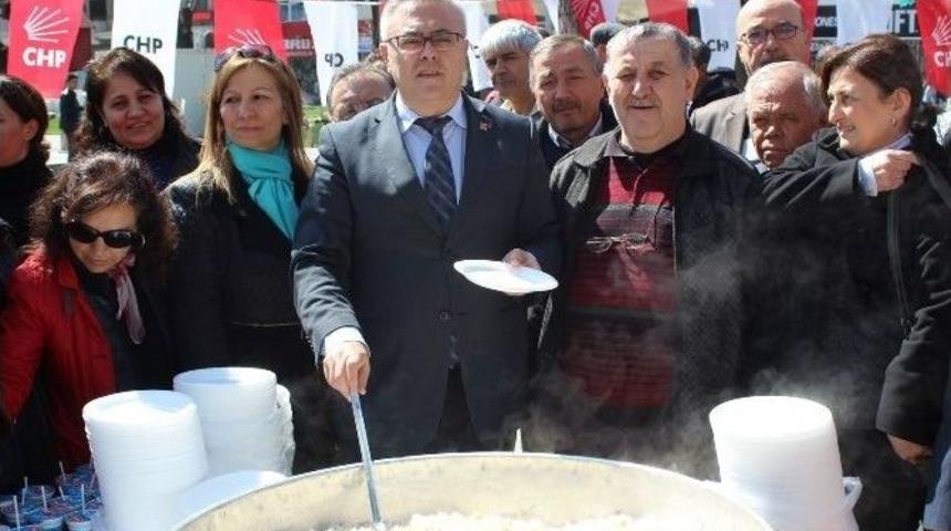 Uşak Chp, &Ccedil;anakkale Zaferi&rsquo;ni Pilav Ve Ayran Dağıtarak Kutladı
