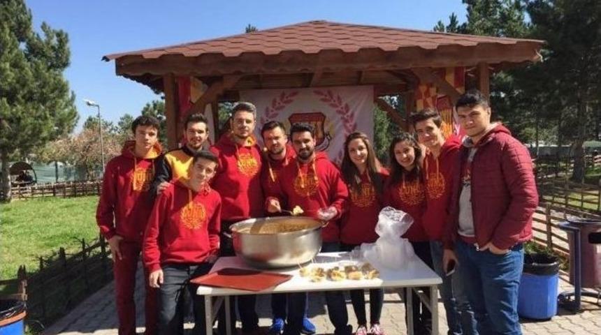 Bilecik Ultraslan &Uuml;ni Grubu Şehitlerin Anısına Helva Dağıttı