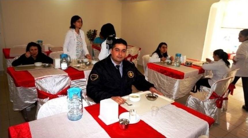 Hastanenin Men&uuml;s&uuml;nde Kahramanların Men&uuml;s&uuml; Yer Aldı