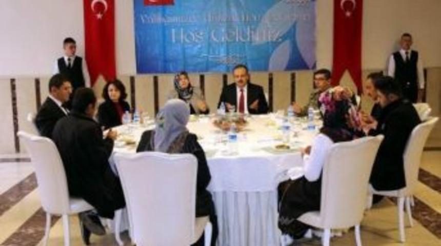 Vali Canbolat Şehit Aileleriyle Yemekte Bir Araya Geldi