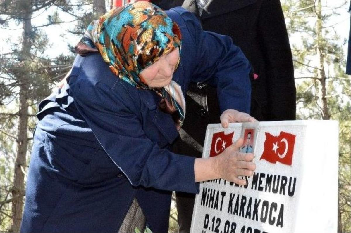 Şehit Annesi, Mezar Taşının &Uuml;zerinde Oğlunun Fotoğrafını Sevdi