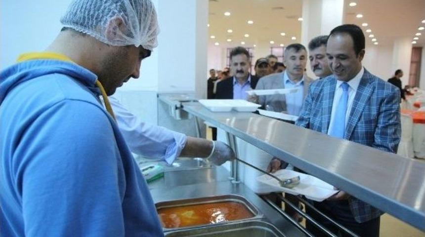 Toroslar&rsquo;da Vatandaşlara &lsquo;&ccedil;anakkale&rsquo; Men&uuml;s&uuml; Dağıtıldı