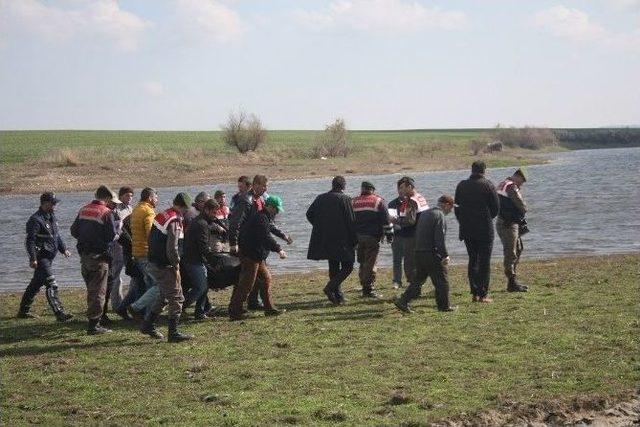 “hakkınızı Helal Edin” Dedi, Gölete Atladı