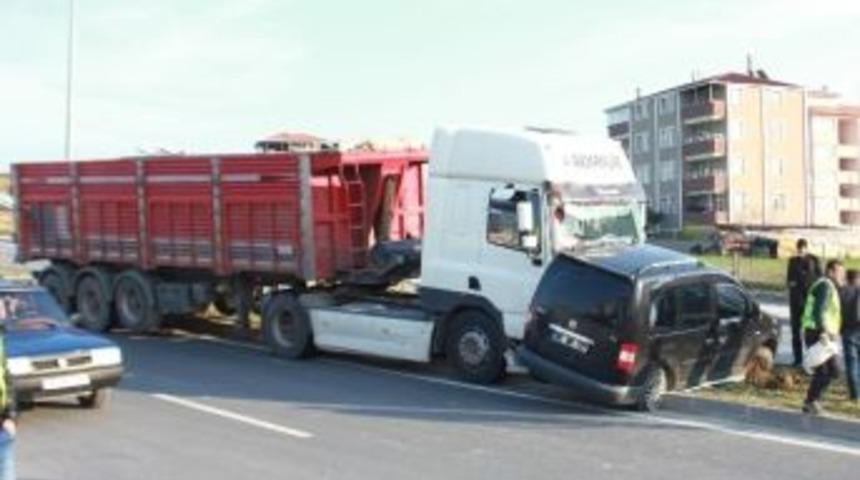 Tır İle Kamyonet &Ccedil;arpıştı: 1 Yaralı