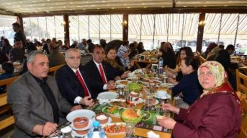 Vali Şent&uuml;rk Şehit Aileleri İle Yemekte Buluştu