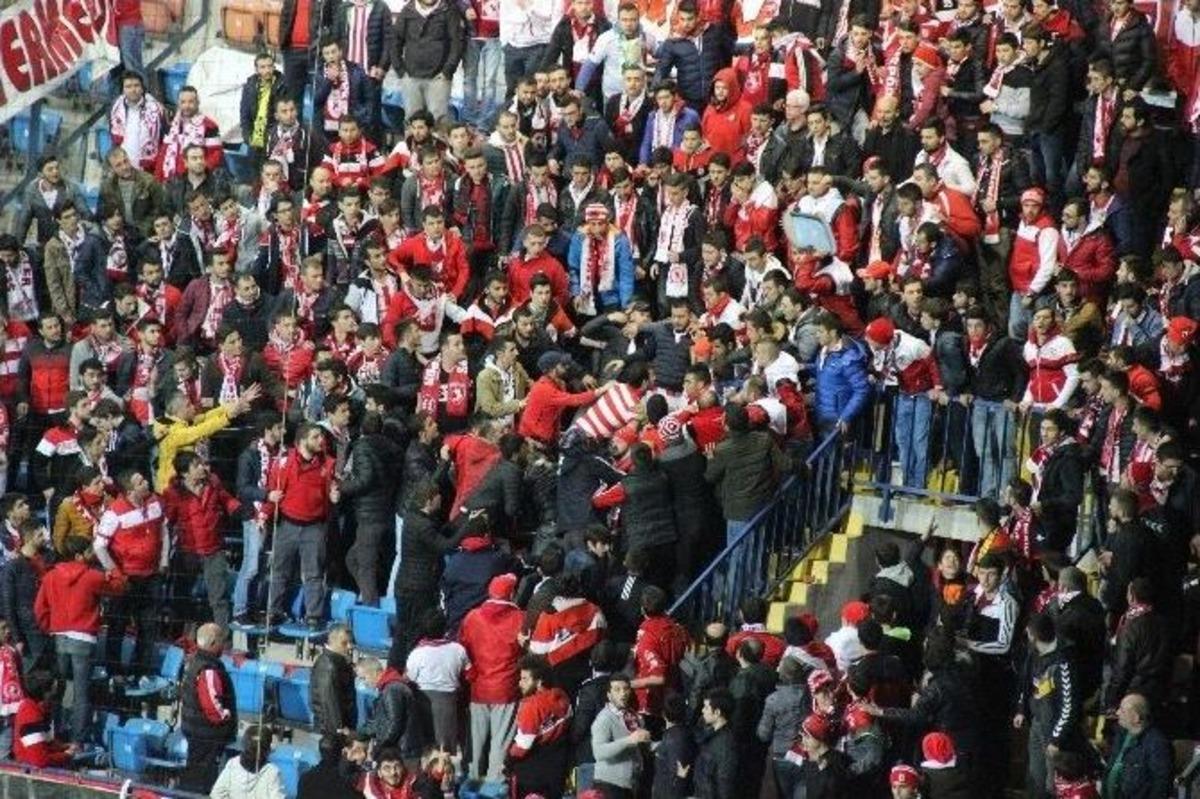 Trib&uuml;nde Bı&ccedil;aklı Kavga Biri Polis 6 Yaralı